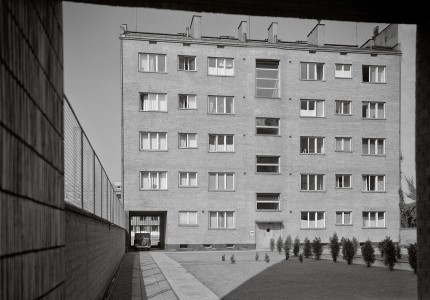 View of the garden and Asfaltowa building from the entrance gate from the building at 157 Niepodległości Av.