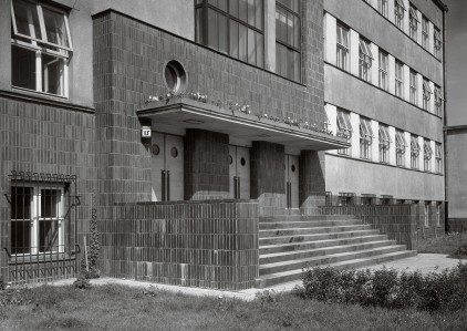 Architects M. Łokcikowski, M. Wroczyńska, built between 1936-1937, 71 Ożarowska Street